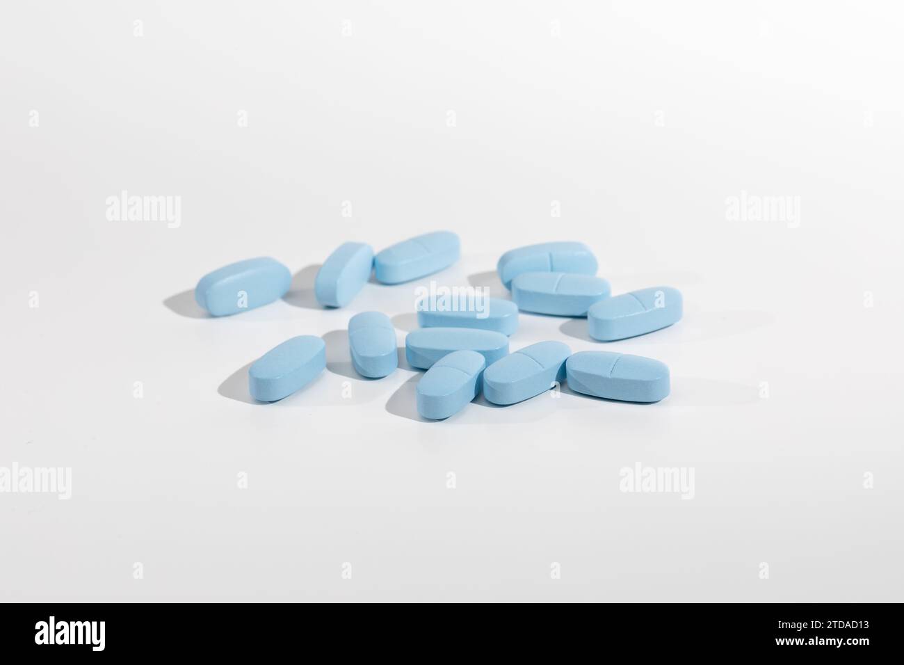 Toxicomanie, maux de tête, pilules contre la douleur avec récipient Banque D'Images