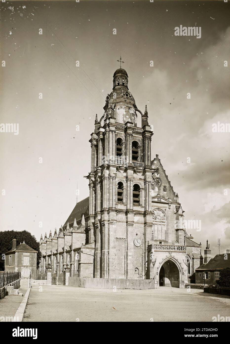 Blois, France Cathédrale Saint-Louis, religion, Art, Habitat, architecture, Église, christianisme, clocher, place, Renaissance, coupole, dôme, architecture religieuse, Blois, la Cathédrale, Blois, 01/06/1909 - 30/06/1909, Léon, Auguste, photographe, 1909 - Centre de la France - Auguste Léon - (juin), Gélatino-argentique, verre, positif sur verre noir et blanc, positif Banque D'Images