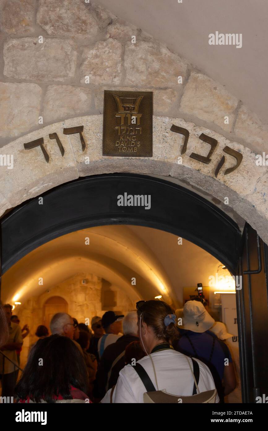 Visiteurs entrant dans la tombe de David, Mont Sion, Jérusalem, Israël. Banque D'Images
