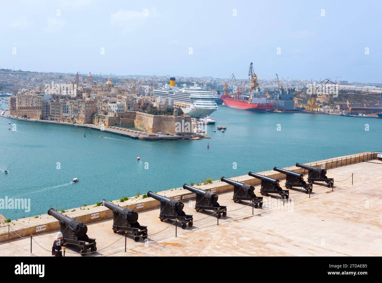Vue sur le Grand Port, la Valette, Malte et la Saluting Gallery, depuis les jardins Upper Barraka. Banque D'Images