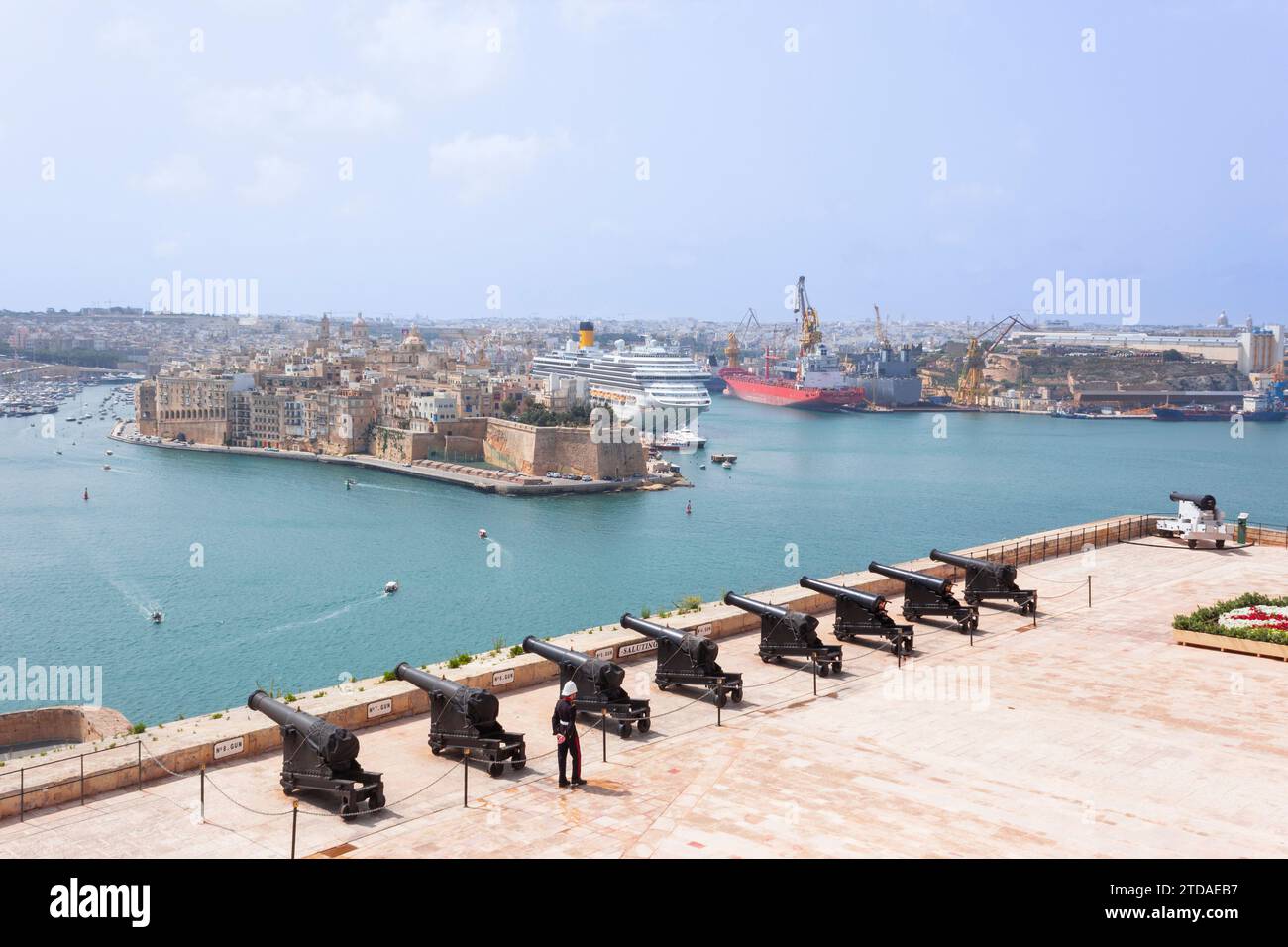 Vue sur le Grand Port, la Valette, Malte et la Saluting Gallery, depuis les jardins Upper Barraka. Banque D'Images