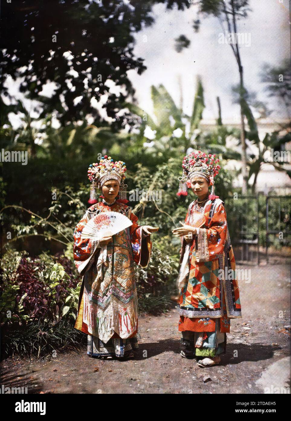 Hà-nôi, Hainoi Vietnam (?), Tonkin, Indochine deux actrices du Théâtre de Saigon, en costume de scène, dans un jardin, êtres humains, vêtements, logement, architecture, art, femme, costume de performance, ventilateur, Portrait, accessoire, coiffure, casque, parc, jardin, Théâtre, Indochine, Tonkin, acteurs - théâtre de Saigon, théâtre annamite, Hà-nôi, Hainoi Vietnam, 01/09/1915 - 30/11/1915, Busy, Léon, Léon Busy photographe en Indochine, Autochrome, photo, verre, Autochrome, photo, positif, vertical, taille 9 x 12 cm Banque D'Images