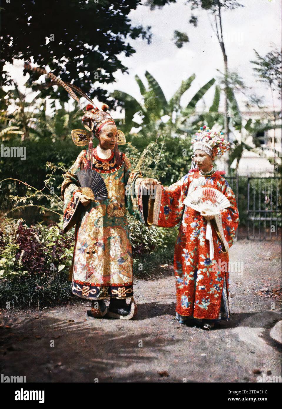 Hà-nôi, Hainoi Vietnam (?), Tonkin, Indochine un acteur et une actrice du Théâtre de Saigon, en costume de scène, dans un jardin, êtres humains, vêtements, logement, architecture, art, femme, costume de performance, chaussure, éventail, Portrait, coiffure, coiffures, parc, jardin, Théâtre, Homme, Indochine, Tonkin, acteurs - théâtre de Saigon, scène de théâtre annamite, Hà-nôi, Hainoi Vietnam, 01/09/1915 - 30/11/1915, Busy, Léon, Léon Busy photographe en Indochine, Autochrome, photo, verre, Autochrome, photo, positif, vertical, taille 9 x 12 cm Banque D'Images