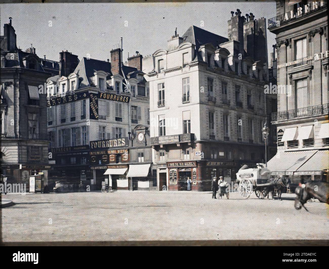 Paris (2e arr.), France place des victoires à l'angle de la rue vide-Gousset et de la rue d'Aboukir, transport, activité économique, logement, Architecture, inscription, information, transport d'animaux, magasin, magasin, signe, Architecture commerciale, Inscription commerciale, chariot, carré, café, bar, magasin, marquise, Restauration, Hotel business, place des victoires 26/6 14 France, Paris, place des victoires, arrondissement II, 26/06/1914 - 26/06/1914, Léon, Auguste, photographe, Autochrome, photo, verre, Autochrome, photo, positif, horizontal, taille 9 x 12 cm Banque D'Images
