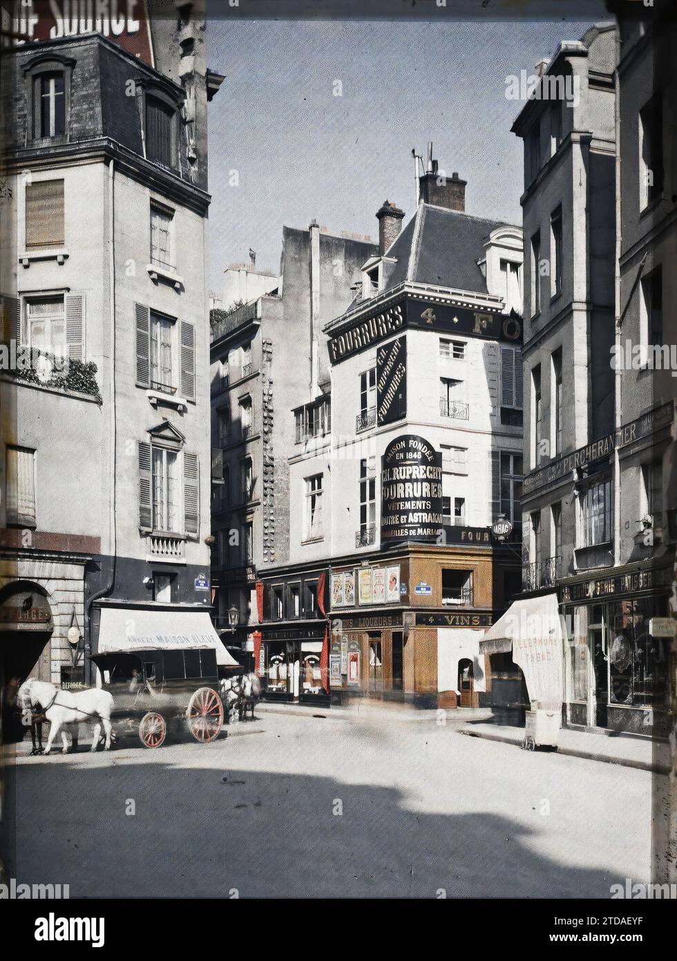 Paris (2e arr.), France coin de la rue du Mail et de la rue vide-Gousset vu de la place des petits-Pères, transport, activité économique, immatriculation, informations, logement, Architecture, transport d'animaux, Cheval, Boutique, magasin, enregistrement commercial, vin, rue, quartier, magasin, marquise, Restaurant, Hotel, entrée rue vide Gousset 25/6 14 France, Paris, entrée rue vide Gusset, arrondissement II, 25/06/1914 - 25/06/1914, Passet, Stéphane, photographe, Autochrome, photo, verre, Autochrome, photo, positif, vertical, taille 9 x 12 cm Banque D'Images