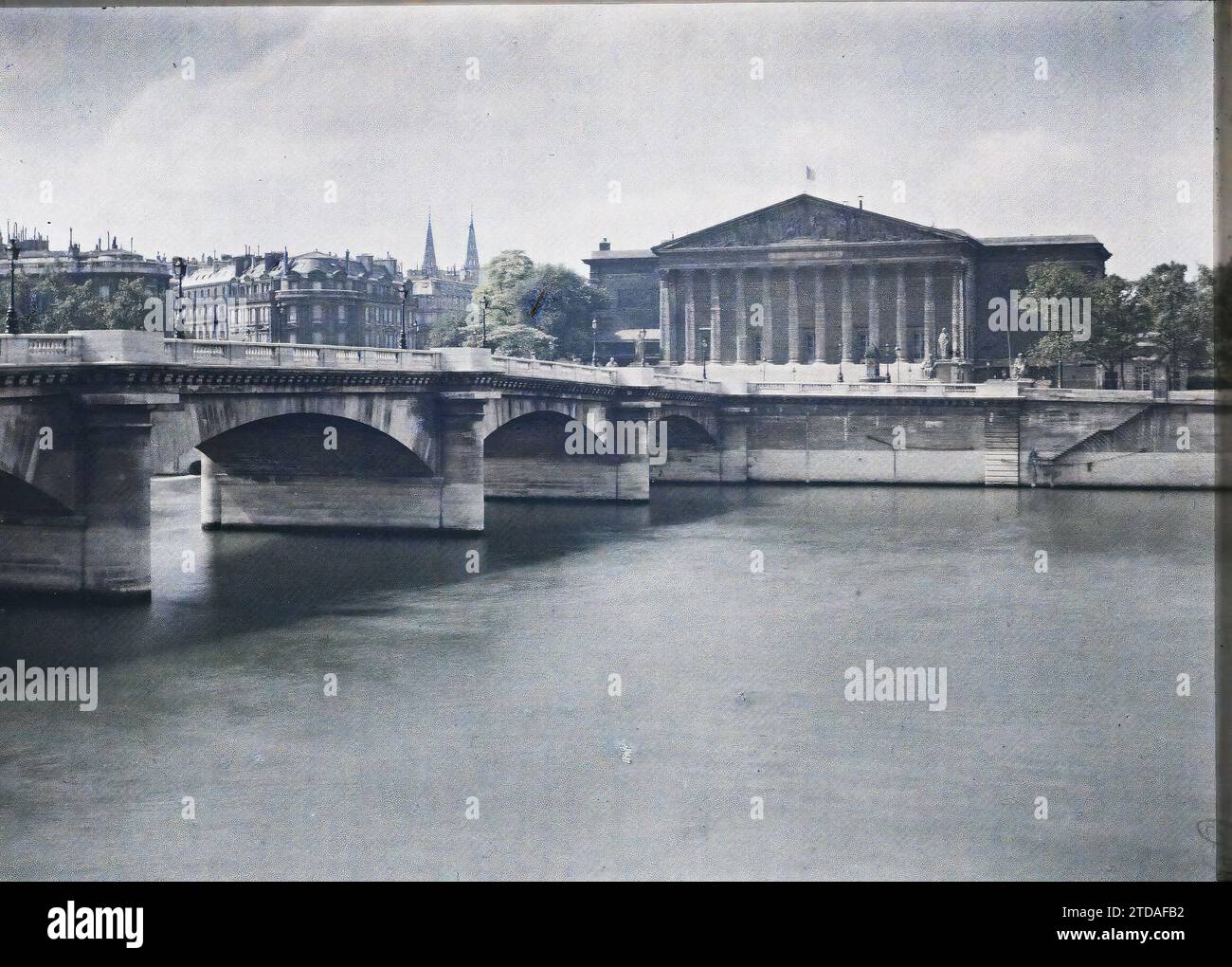Paris (7e arrondissement), France le Palais-Bourbon et le Pont de la Concorde vus du cours-la-Reine, logement, Architecture, HD, Rivière, génie civil, existe en haute définition, Architecture civile publique, Quai, colonne, Palais, Château, Pont, Palais Bourbon France, Paris, le Palais Bourbon, arrondissement VII, Concorde, 01/07/1914 - 31/07/1914, Léon, Auguste, photographe, Autochrome, photo, verre, Autochrome, photo, positif, horizontal, taille 9 x 12 cm Banque D'Images