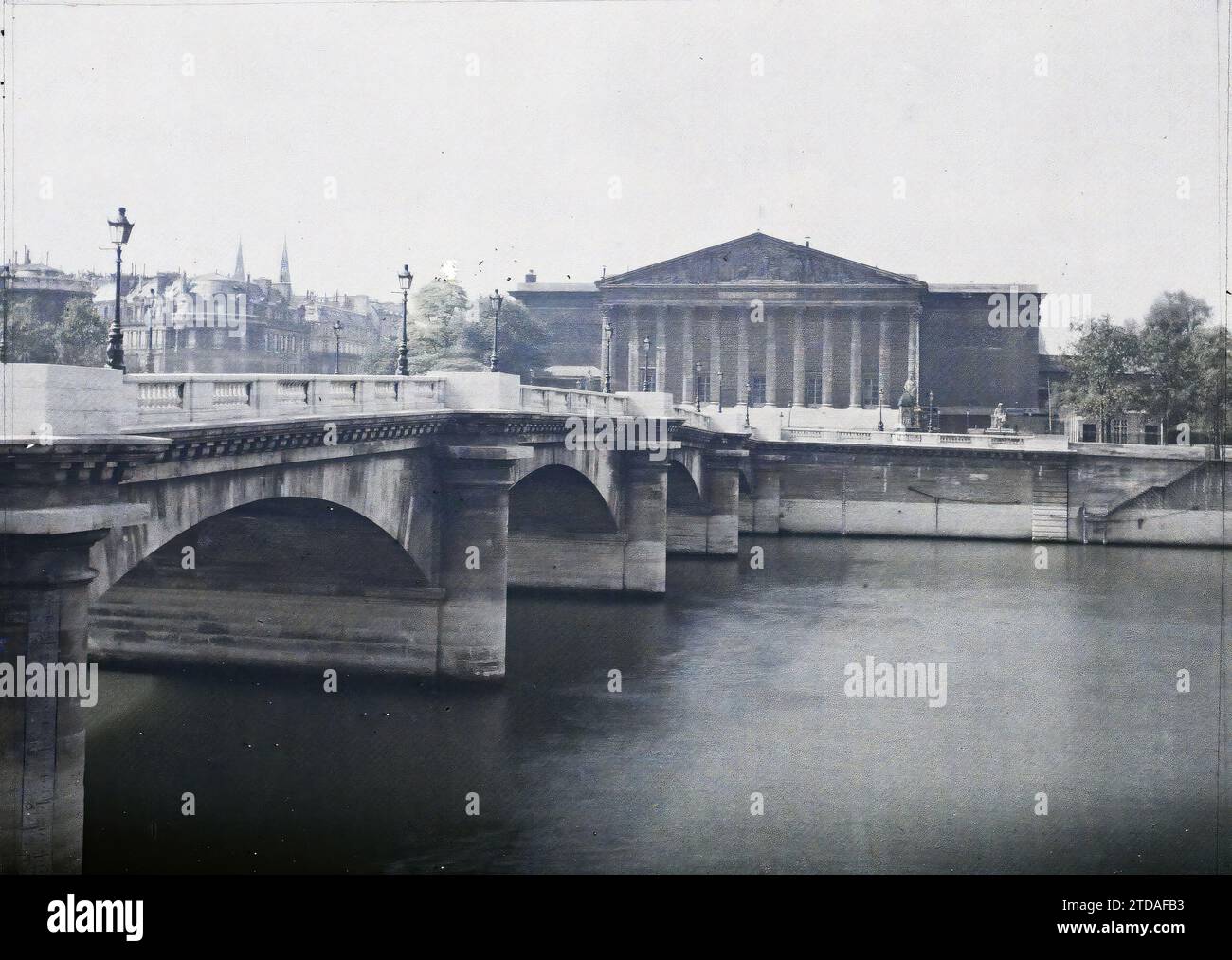 Paris (7e arrondissement), France le Palais-Bourbon et le Pont de la Concorde vus du cours-la-Reine, logement, Architecture, réverbère, réverbère, rivière, Génie civil, Architecture civile publique, Quai, colonne, palais, Château, Pont, France, Paris, la Chambre des députés, arrondissement VII, Concorde, 01/07/1914 - 31/07/1914, Léon, Auguste, photographe, Autochrome, photo, verre, autochrome, photo, positif, horizontal, taille 9 x 12 cm Banque D'Images