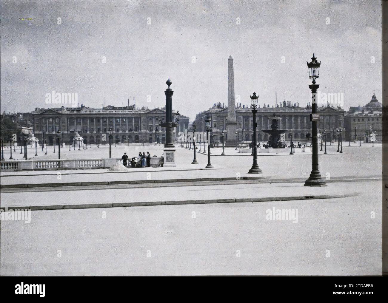 Paris (8e arrondissement), France place de la Concorde, logement, Architecture, réverbère, réverbère, Obélisque, Ministère, Architecture civile publique, colonne, Fontaine, hôtel particulier, place, France, Paris, la place de la Concorde, Concorde, 20/07/1914 - 20/07/1914, Léon, Auguste, photographe, Autochrome, photo, verre, Autochrome, photo, positif, horizontal, taille 9 x 12 cm Banque D'Images