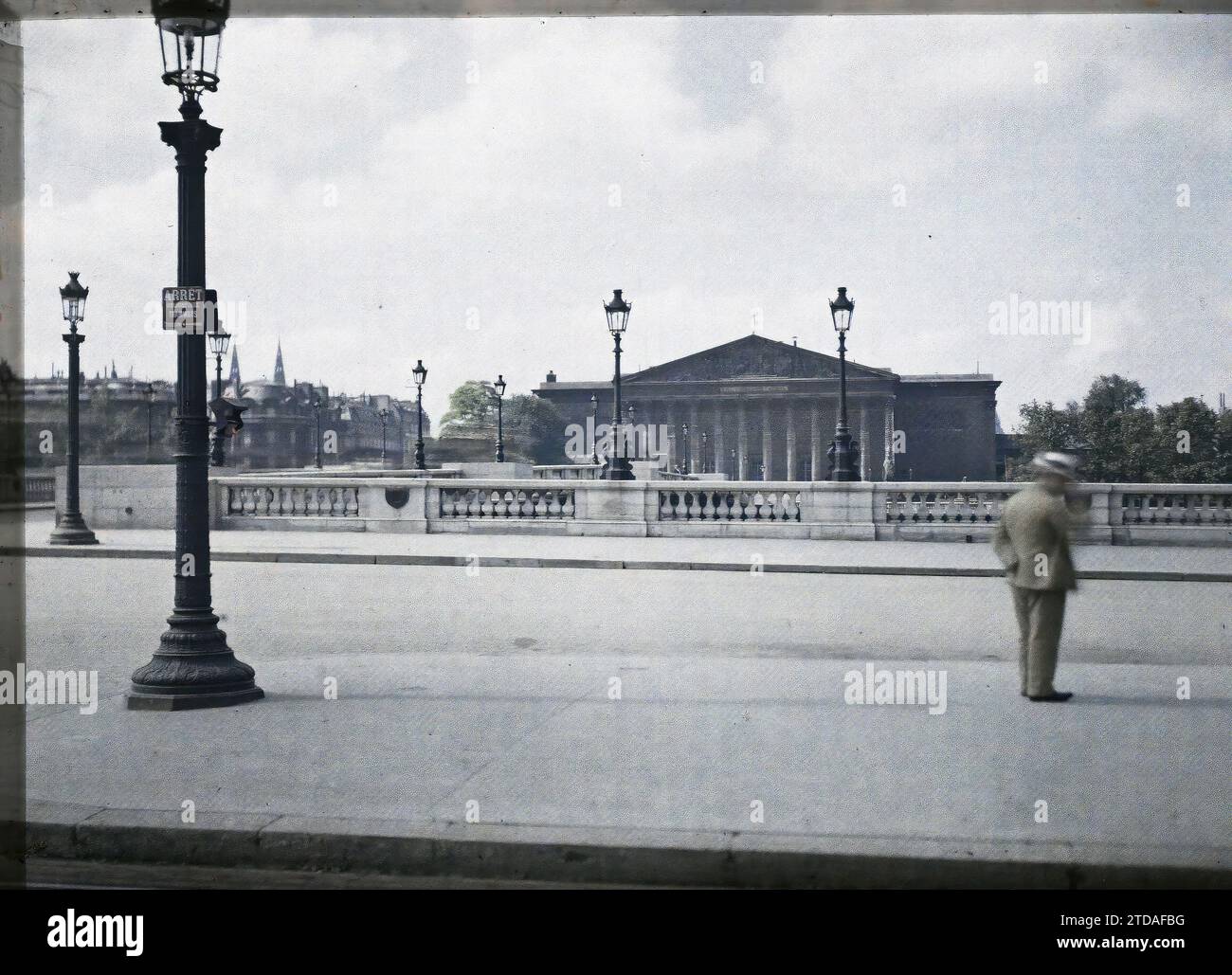 Paris (7e arr.), France le Palais-Bourbon vu du cours-la-Reine, logement, Architecture, lampadaire, lampadaire, génie civil, Architecture civile publique, colonne, Palais, Château, pont, Palais Bourbon France, Paris, Palais Bourbon, arrondissement VII, 01/07/1914 - 31/07/1914, Léon, Auguste, photographe, Autochrome, photo, verre, Autochrome, photo, positif, horizontal, taille 9 x 12 cm Banque D'Images Paris (7e arr.), France le Palais-Bourbon vu du cours-la-Reine, logement, Architecture, lampadaire, lampadaire, génie civil, Architecture civile publique, colonne, Palais, Château, pont, Palais Bourbon France, Paris, Palais Bourbon, arrondissement VII, 01/07/1914 - 31/07/1914, Léon, Auguste, photographe, Autochrome, photo, verre, Autochrome, photo, positif, horizontal, taille 9 x 12 cm Banque D'Images