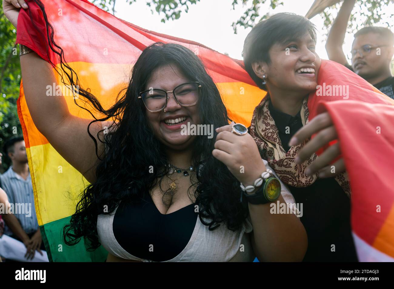 Guwahati, Assam, Inde. 17 décembre 2023. Des membres de la communauté LGBT et des sympathisants participent au défilé de la fierté Guwahati 2023, le 17 décembre 2023 à Guwahati, Assam, en Inde. Un défilé de la fierté, également connu sous le nom de marche de la fierté, festival de la fierté ou célébration de la fierté, est un événement qui célèbre la communauté lesbienne, gaie, bisexuelle, transgenre et queer (LGBTQ ) et qui promeut l'égalité des droits et l'acceptation. Crédit : David Talukdar/Alamy Live News Banque D'Images