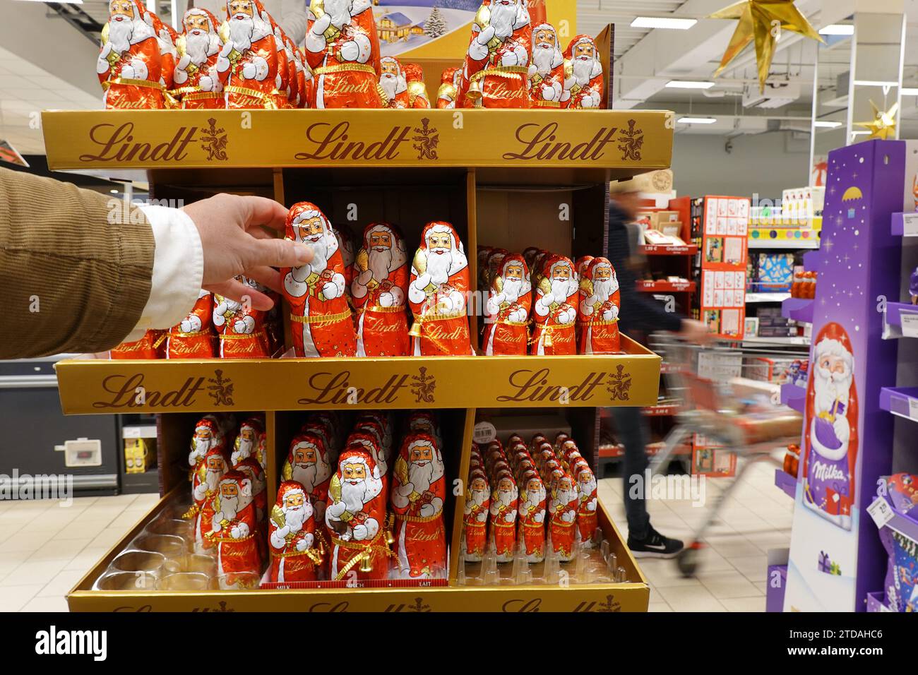 Shopper sélectionnant des cadeaux en chocolat de Noël Banque D'Images