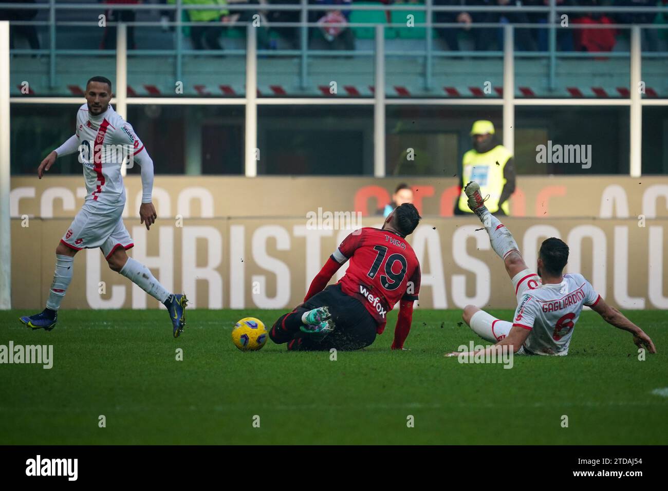 Milan, Italie. 17 décembre 2023. Roberto Gagliardini et Theo Hernández, lors de l'AC Milan contre AC Monza, Serie A, au stade Giuseppe Meazza. Crédit : Alessio Morgese/Alessio Morgese / Emage / Alamy Live News Banque D'Images