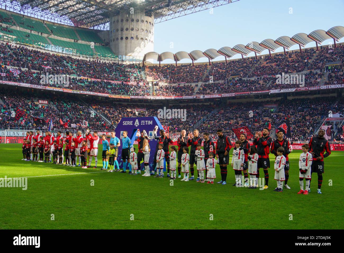 Milan, Italie. 17 décembre 2023. Équipe de l'AC Monza, et équipe de l'AC Milan, lors de l'AC Milan v AC Monza, Serie A, au stade Giuseppe Meazza. Crédit : Alessio Morgese/Alessio Morgese / Emage / Alamy Live News Banque D'Images