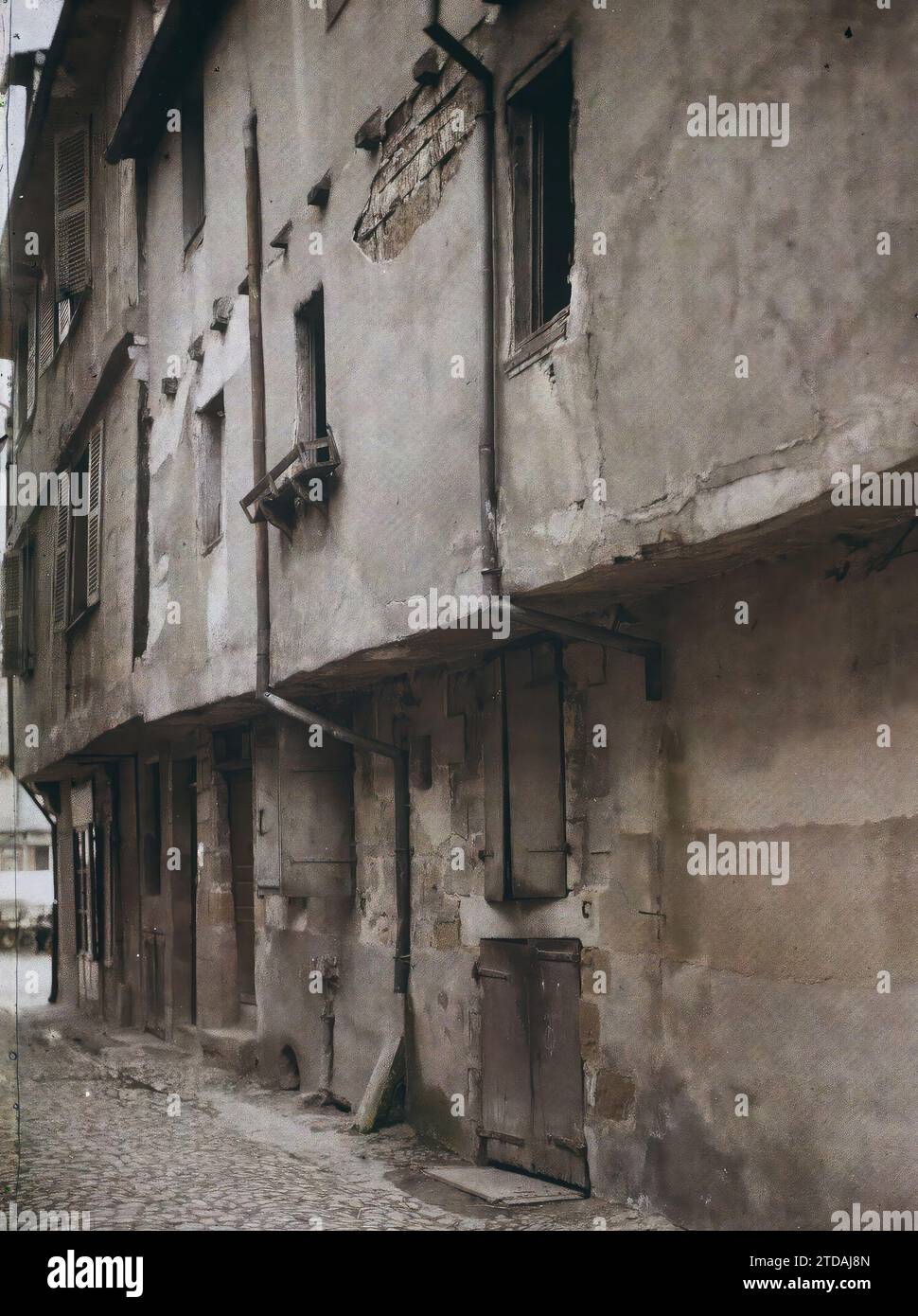 Brive, France Maisons avec corbeaux, rue du chapeau Rouge, logement, Architecture, logement, route pavée, rue, quartier, France, Brive, rue du Château rouge, Brive-la-Gaillarde, 06/06/1916 - 06/06/1916, Léon, Auguste, photographe, 1916 - provinces Françaises - Jean Brunhes, Auguste Léon et Georges Chevalier - (avril-juillet), Autochrome, photo, verre, Autochrome, photo, positif, vertical, taille 9 x 12 cm Banque D'Images