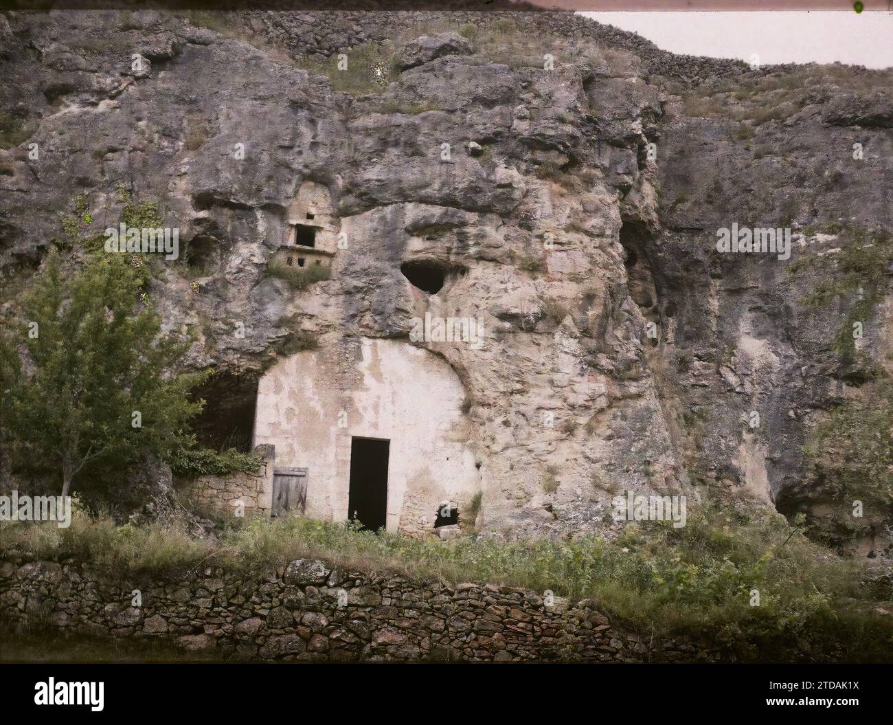 Bourzac, Dordogne, Habitat, Architecture, Sciences, techniques, Architecture rurale, logement, Dovecote, Grotte, géologie, falaise, Périgord, Bourzac, Vallée de la Couze, maison troglodite, Nanteuil-Auriac-de-Bourzac, 16/06/1916 - 16/06/1916, Léon, Auguste, photographe, 1916 - provinces Françaises - Jean Brunhes, Auguste Léon et Georges Chevalier - (avril-juillet), Autochrome, photo, verre, Autochrome, photo, positive Banque D'Images