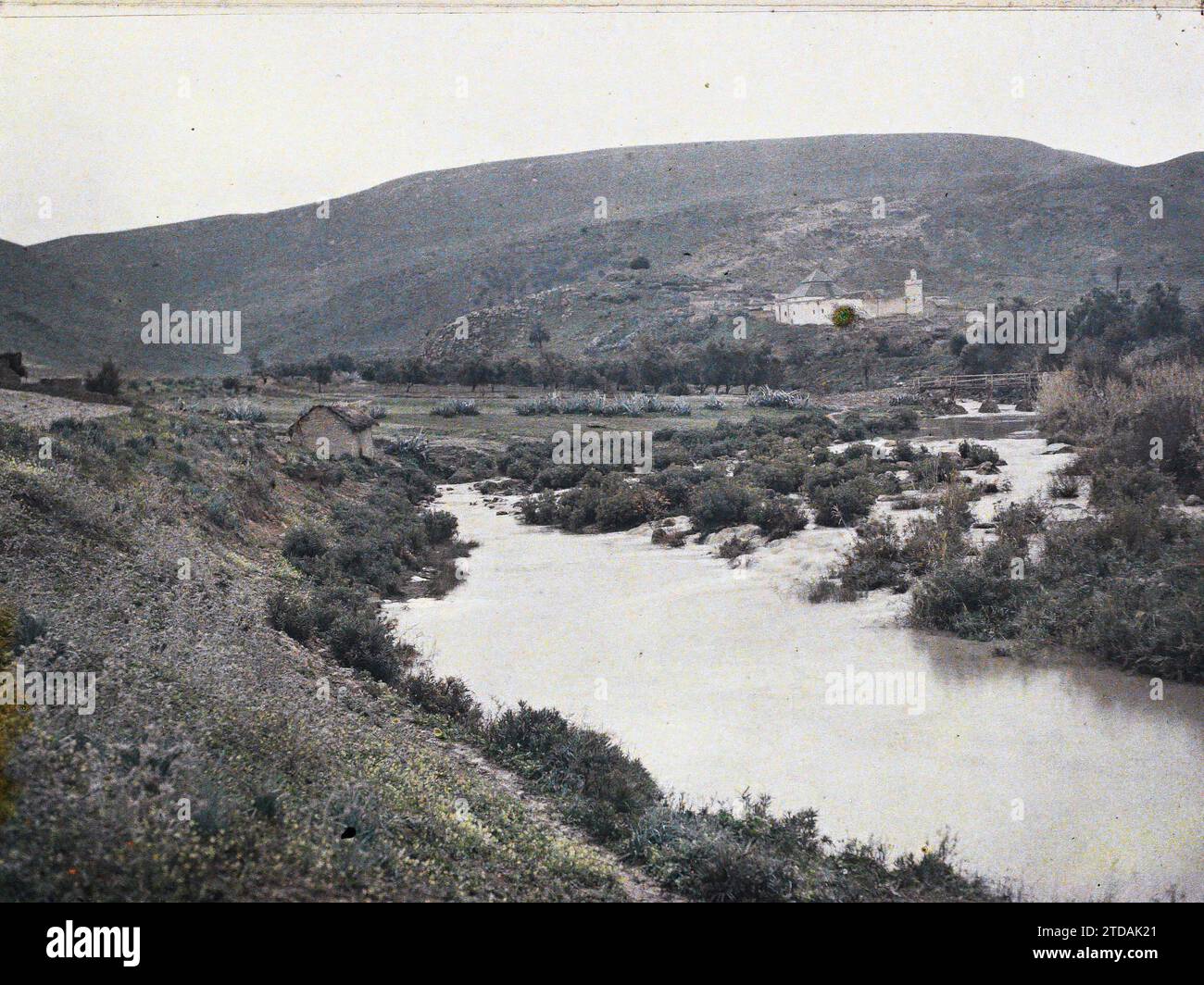 Sidi Kassen, Maroc Oued Rdom (?) Et un mausolée d'un marabout (?), Habitat, Architecture, nature, Environnement, tombe, Génie civil, Rivière, hydrographie, Pont, Maroc, Sidi Kassen, l' Oued Rdoum, Sidi-Kacem, 01/01/1913 - 31/01/1913, Passet, Stéphane, photographe, 1912-1913 - Maroc - Stéphane Passet - (décembre-janvier), Autochrome, photo, verre, Autochrome, photo, positif, horizontal, taille 9 x 12 cm Banque D'Images