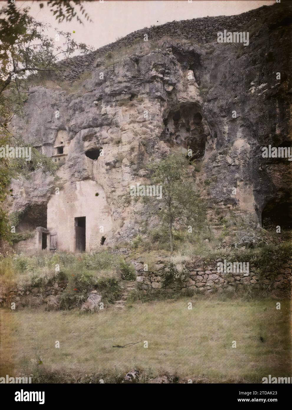 Bourzac, Dordogne, Habitat, Architecture, Sciences, techniques, Architecture rurale, logement, Dovecote, Grotte, géologie, falaise, Périgord, Bourzac, Vallée de la Couze, maison troglodite et au-dessus du pigeonnier, Nanteuil-Auriac-de-Bourzac, 16/06/1916 - 16/06/1916, Léon, Auguste, photographe, 1916 - provinces Françaises - Jean Brunhes, Auguste Léon et Georges Chevalier - (avril-juillet), Autochrome, photo, verre, Autochrome, photo, positive Banque D'Images