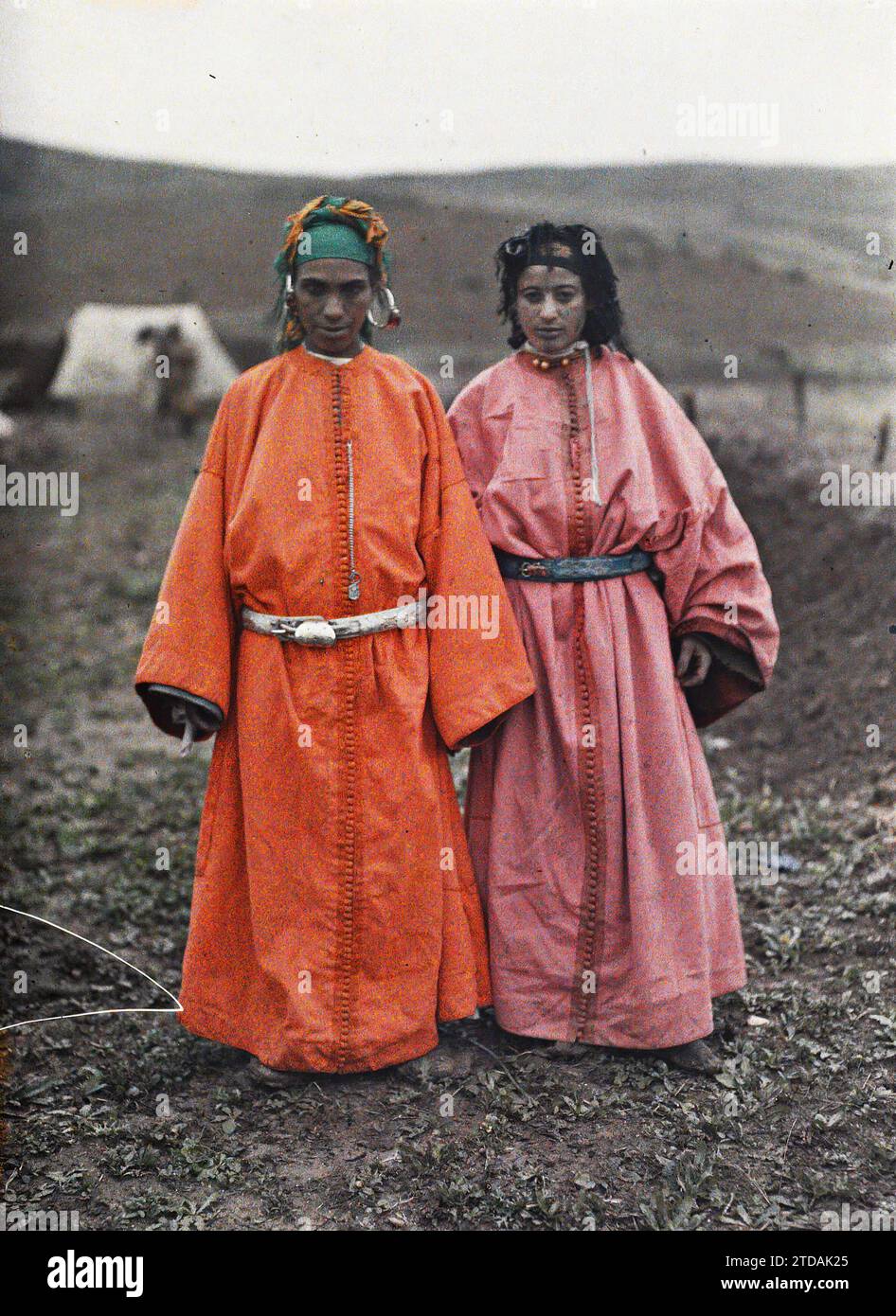 Sidi Kacem, Maroc deux femmes d'un douar, êtres humains, vêtements, HD, Femme, costume, existe en haute définition, Portrait, tatouage, bijoux, coiffure, casque, Maroc, Sidi Kassen, femmes de la spéciale douar, Sidi-Kacem, 01/01/1913 - 31/01/1913, Passet, Stéphane, photographe, 1912-1913 - Maroc - Stéphane Passet - (décembre-janvier), Autochrome, photo, verre, Autochrome, photo, positif, vertical, taille 9 x 12 cm Banque D'Images