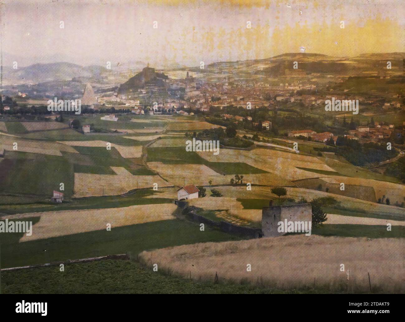 Espaly-Saint-Marcel, France la ville de Puy-en-Velay vue de la côte de l'Ermitage, nature, Environnement, activité économique, logement, architecture, Paysage, Agriculture, élevage, champ, panorama de la zone urbaine, falaise, France, vue de l'Ermitage sur le Puy, Espaly-Saint-Marcel, 29/07/1916 - 29/07/1916, Léon, Auguste, photographe, 1916 - provinces Françaises - Jean Brunhes, Auguste Léon et Georges Chevalier - (avril-juillet), Autochrome, photo, verre, Autochrome, photo, positif, horizontal, taille 9 x 12 cm Banque D'Images