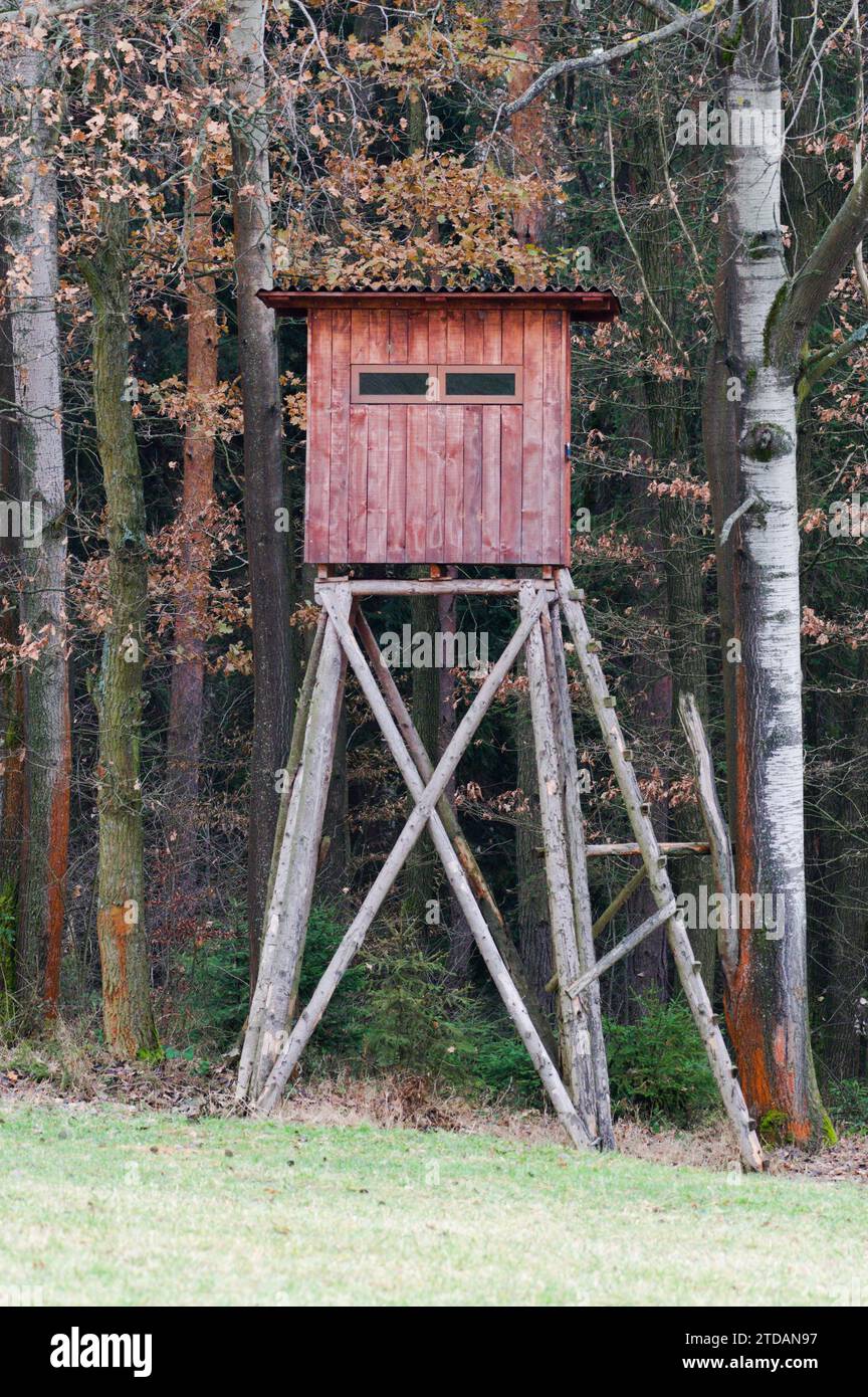 Siège haut pour les chasseurs et les gardes-chasse dans la forêt. république tchèque nature. Banque D'Images