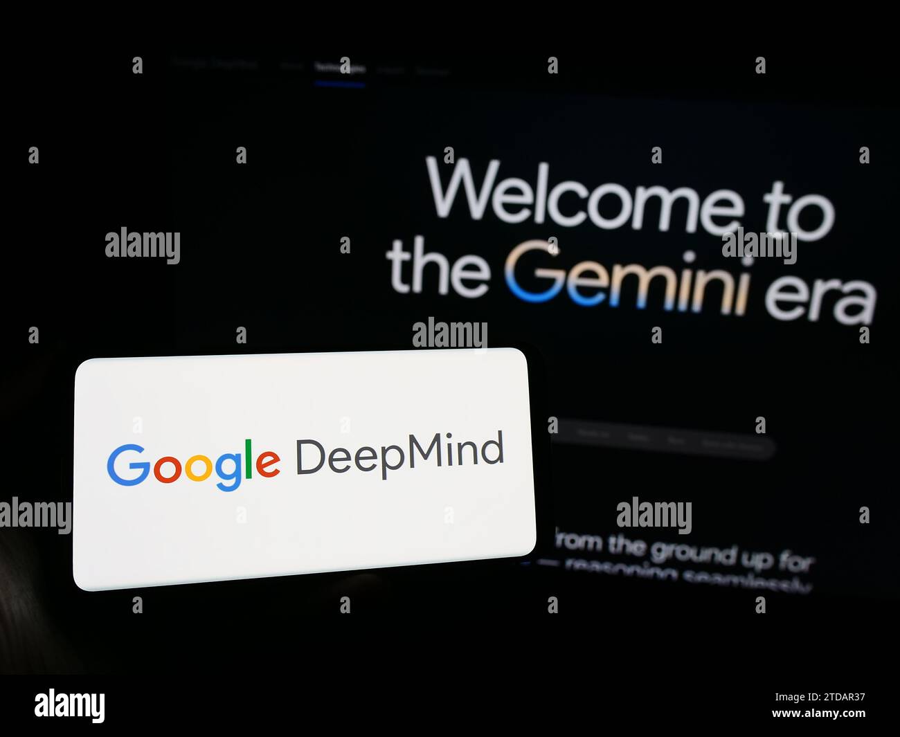 Personne tenant smartphone avec logo de la société d'intelligence artificielle Google DeepMind en face du site Web. Concentrez-vous sur l'affichage du téléphone. Banque D'Images