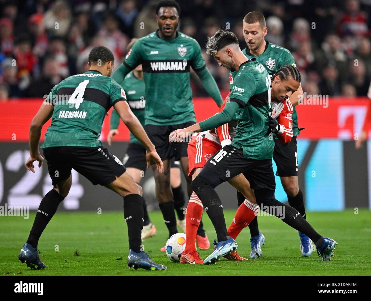Munich, Allemagne. 17 décembre 2023. Zweikampf Leroy Sane FC Bayern Muenchen FCB (10) gegen Josha Vagnoman VfB Stuttgart (04) Atakan Karazor VfB Stuttgart () Dan-Axel Zagadou VfB Stuttgart (23) Waldemar Anton VfB Stuttgart (02) FC Bayern Muenchen vs. VfB Stuttgart, Fussball, Bundesliga, 2023/saison 15, 2024, 16, saison 17.12.2023 LA RÉGLEMENTATION DFL INTERDIT TOUTE UTILISATION DE PHOTOGRAPHIES COMME SÉQUENCES D'IMAGES ET/OU QUASI-VIDÉO Foto : Eibner-Pressefoto/Michael Weber crédit : dpa/Alamy Live News Banque D'Images