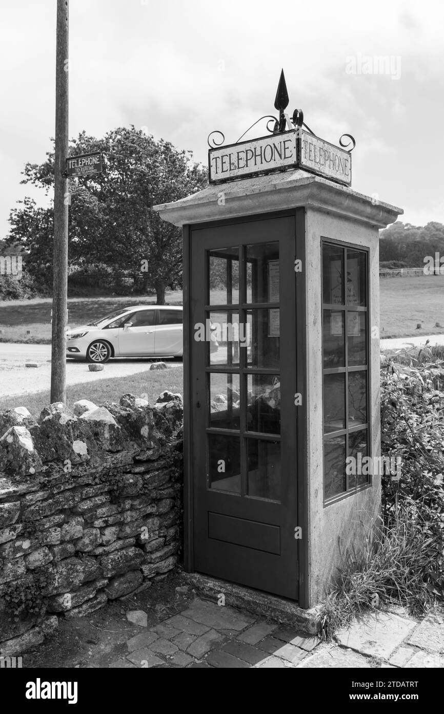 La borne téléphonique K1 dans le village de Tyneham dans le Dorset Banque D'Images