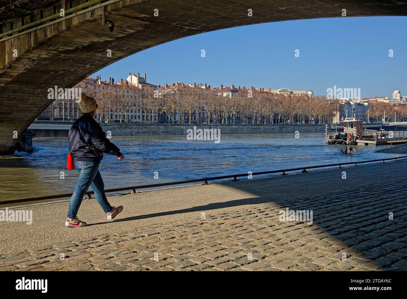 LYON, FRANCE, le 17 décembre 2023 : la promenade ensoleillée du dimanche sur les rives du Rhône est une activité traditionnelle pour les lyonnais Banque D'Images