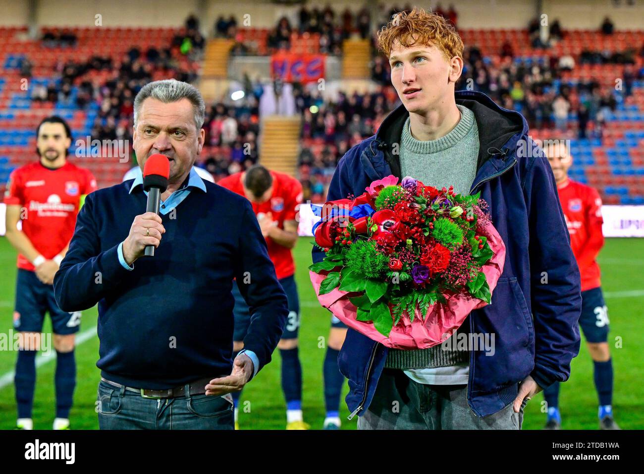 Unterhaching, Deutschland. 16 décembre 2023. v.li. : Präsident Manfred Schwabl (Unterhaching) hält vor dem Spiel eine Laudatio für Konstantin Heide (Unterhaching, 24) der kürzlich mit der U17 Weltmeister wurde, 16.12.2023, Unterhaching (Deutschland), Fussball, 3. LES RÈGLEMENTS LIGA, SPVGG UNTERHACHING - SC PREUSSEN MÜNSTER, DFB/DFL INTERDISENT TOUTE UTILISATION DE PHOTOGRAPHIES COMME SÉQUENCES D'IMAGES ET/OU QUASI-VIDÉO. Crédit : dpa/Alamy Live News Banque D'Images