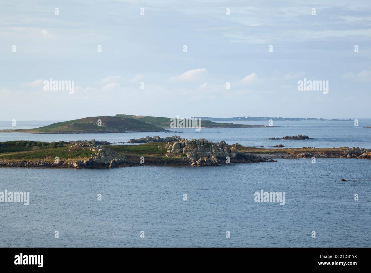 Vue de Bryher aux îles Samson et St Agnes. Îles Scilly. Cornwall, Royaume-Uni. Banque D'Images