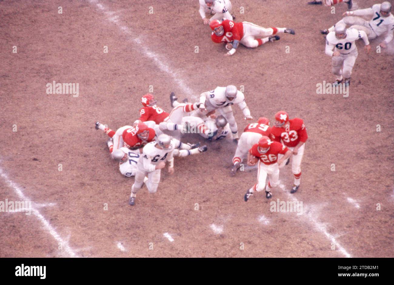 DALLAS, TX - 12 NOVEMBRE : Frank Jackson #26 des Dallas Texans court avec le ballon comme Stew Barber #64 des Buffalo Bills court pour faire le tackle lors d'un match de l'AFL le 12 novembre 1961 au Cotton Bowl à Dallas, Texas. (Photo de Hy Peskin) *** Légende locale *** Frank Jackson;Stew Barber Banque D'Images