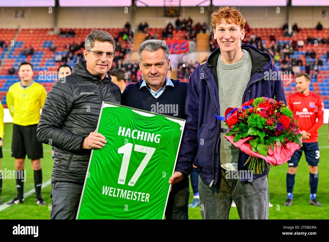 Unterhaching, Deutschland. 16 décembre 2023. v.li. : Florian Rensch (Unterhaching) Präsident Manfred Schwabl (Unterhaching) und Konstantin Heide (Unterhaching, 24) der kürzlich mit der U17 Weltmeister geworden ist (deshalb auch die 17 auf dem Trikot), 16.12.2023, Unterhaching (Deutschland), Fussball, 3. LES RÈGLEMENTS LIGA, SPVGG UNTERHACHING - SC PREUSSEN MÜNSTER, DFB/DFL INTERDISENT TOUTE UTILISATION DE PHOTOGRAPHIES COMME SÉQUENCES D'IMAGES ET/OU QUASI-VIDÉO. Crédit : dpa/Alamy Live News Banque D'Images