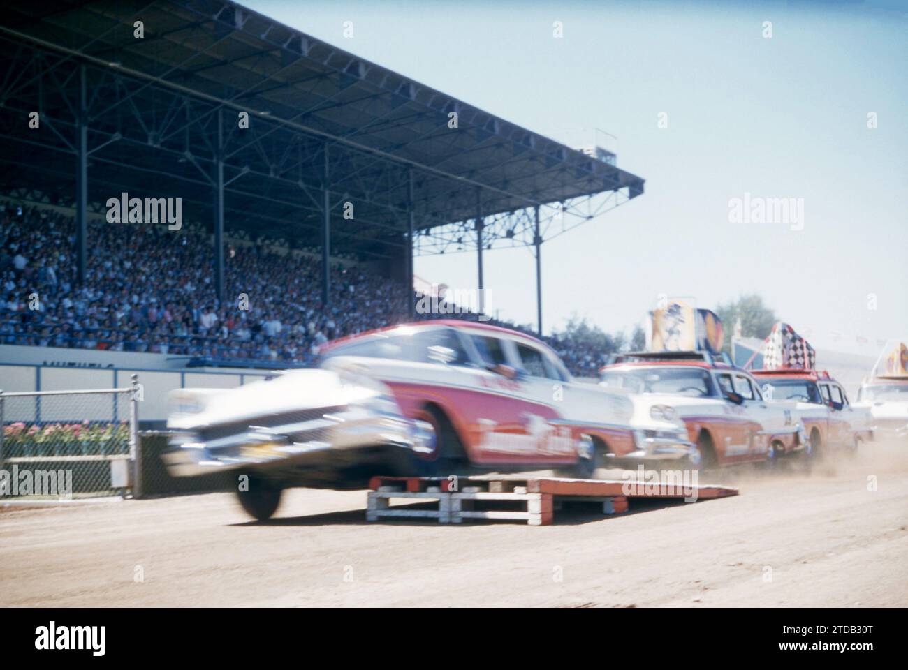 SACRAMENTO, CA - AOÛT 1958 : trois voitures passent sur une rampe pour conduire sur deux pneus lors d'un salon automobile à la foire de l'État de Sacramento circa août 1958 à Sacramento, Californie. (Photo de Hy Peskin) Banque D'Images