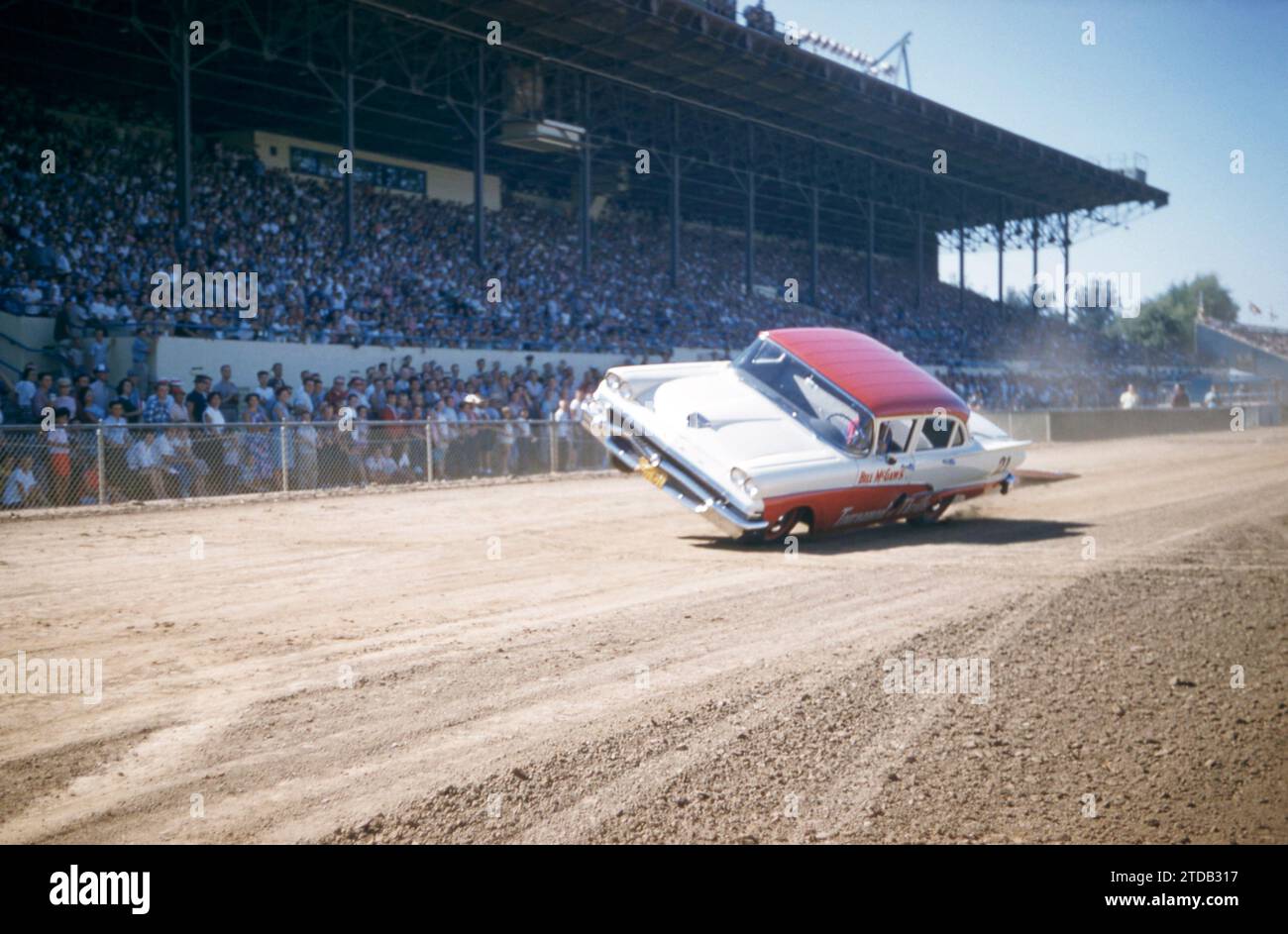 SACRAMENTO, CA - AOÛT 1958 : une voiture roule sur deux pneus lors d'un salon automobile à la foire de l'État de Sacramento circa août 1958 à Sacramento, Californie. (Photo de Hy Peskin) Banque D'Images