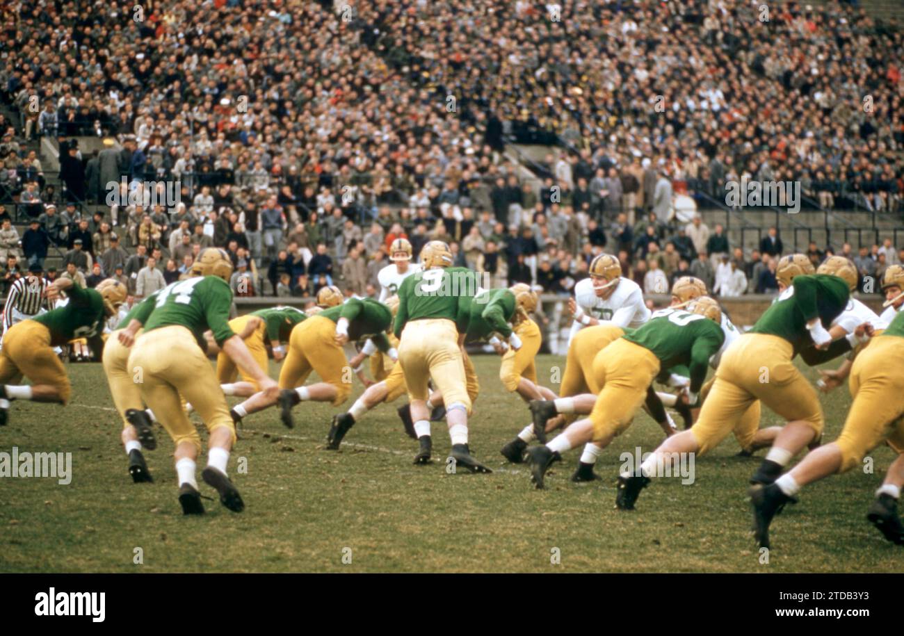 SOUTH BEND, IN - AVRIL 16 : l'équipe des anciens de notre Dame (blanc) joue contre l'équipe universitaire de notre Dame (vert) lors d'un match des anciens le 16 avril 1957 au notre Dame Stadium à South Bend, Indiana. (Photo de Hy Peskin) Banque D'Images