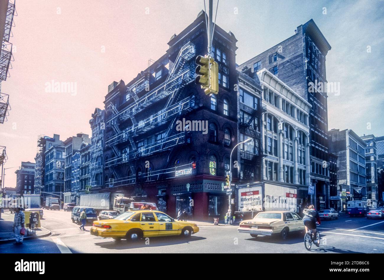 Photographie d'archives de 1994 de l'angle de Broome Street et Broadway, New York. Banque D'Images