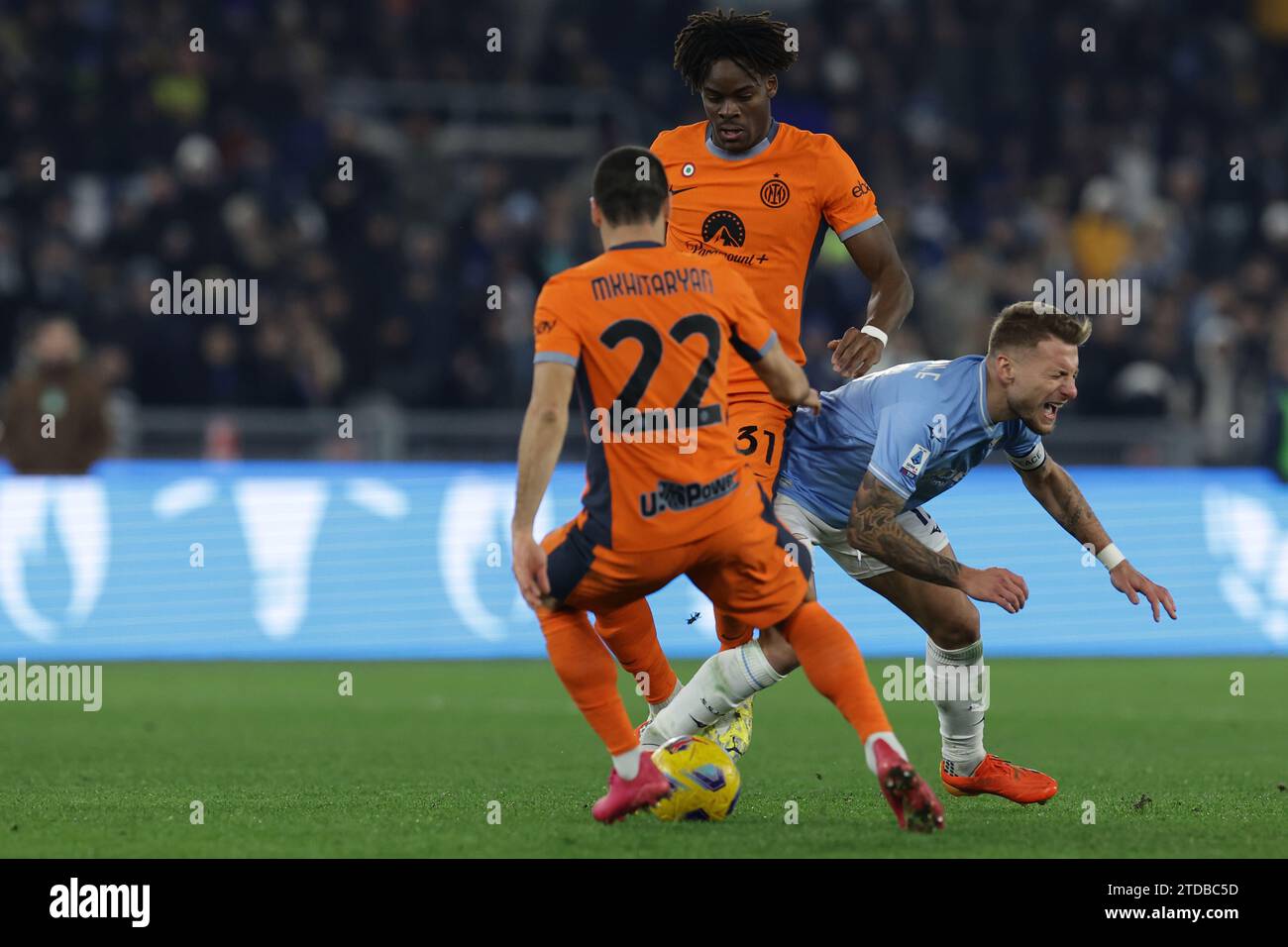 L’attaquant italien Ciro immobile de Lazio défie le ballon avec le défenseur allemand de l’Inter Yann Aurel Bisseck et Henrikh Mkhitaryan lors du match de football Serie A SS Lazio vs FC Internazionale au stade Olimpico le 17 décembre 2023 à Rome. Banque D'Images