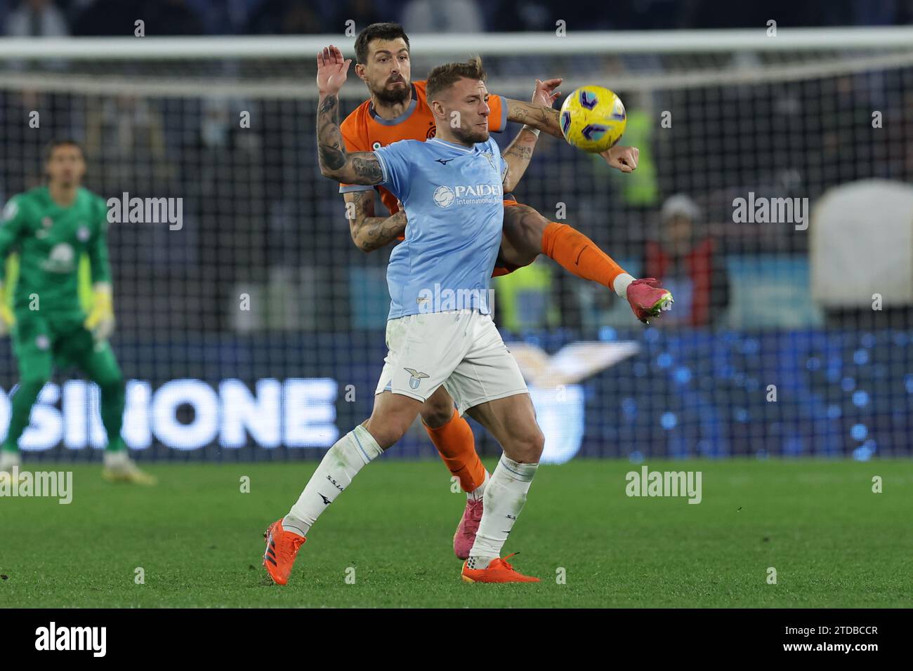 L’attaquant italien du Latium Ciro immobile défie le ballon avec le défenseur italien de l’Inter Francesco Acerbi lors du match de football Serie A SS Lazio vs FC Internazionale au stade Olimpico le 17 décembre 2023 à Rome. Banque D'Images