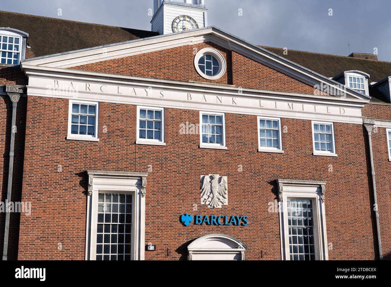 Bâtiment de tour d'horloge de banque Barclays à Winchester - un style architectural géorgien moderne. L'une des quatre grandes banques britanniques Banque D'Images