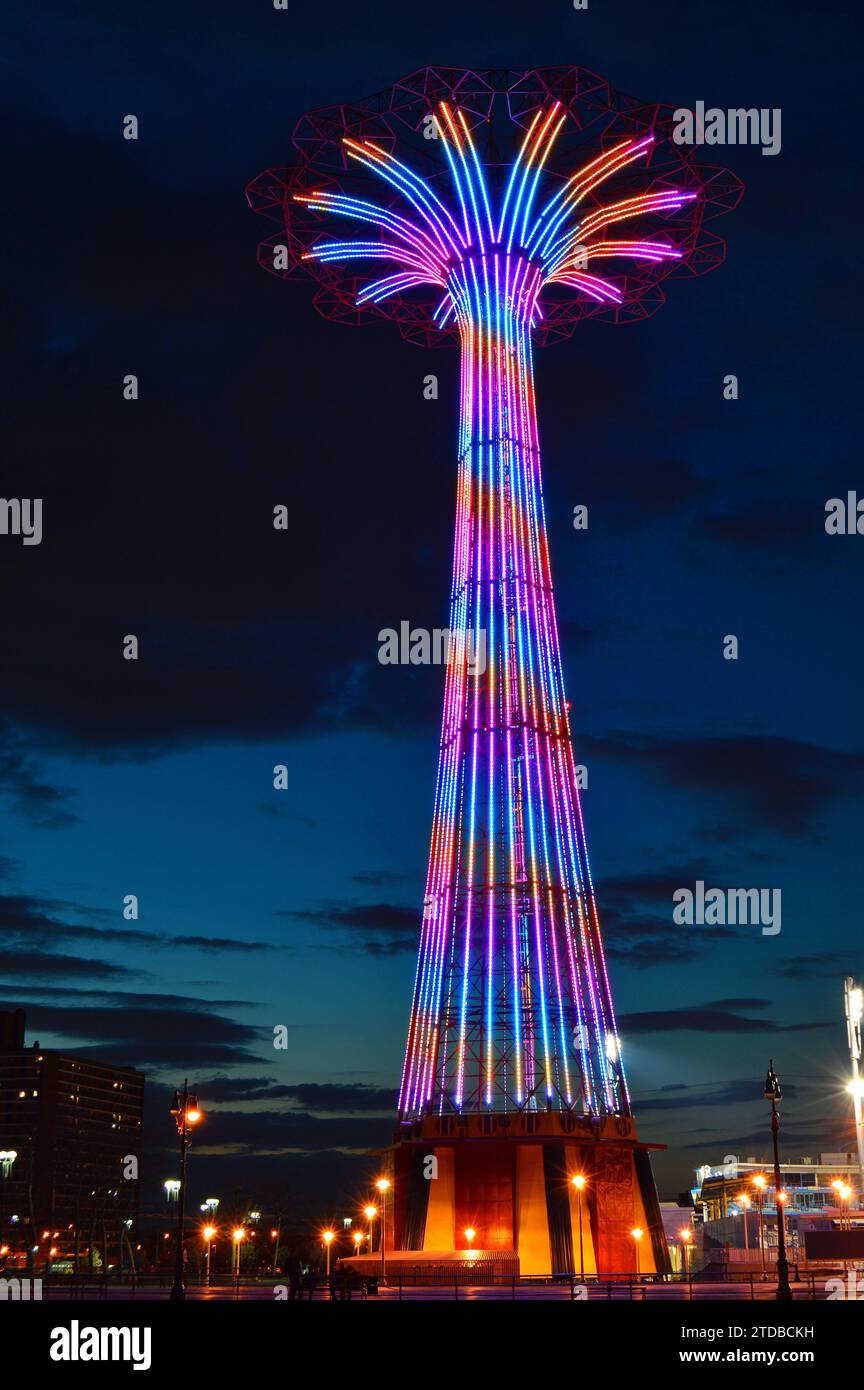 Les lumières colorées apportent une nouvelle vie au saut en parachute historique à Coney Island sur la promenade Banque D'Images