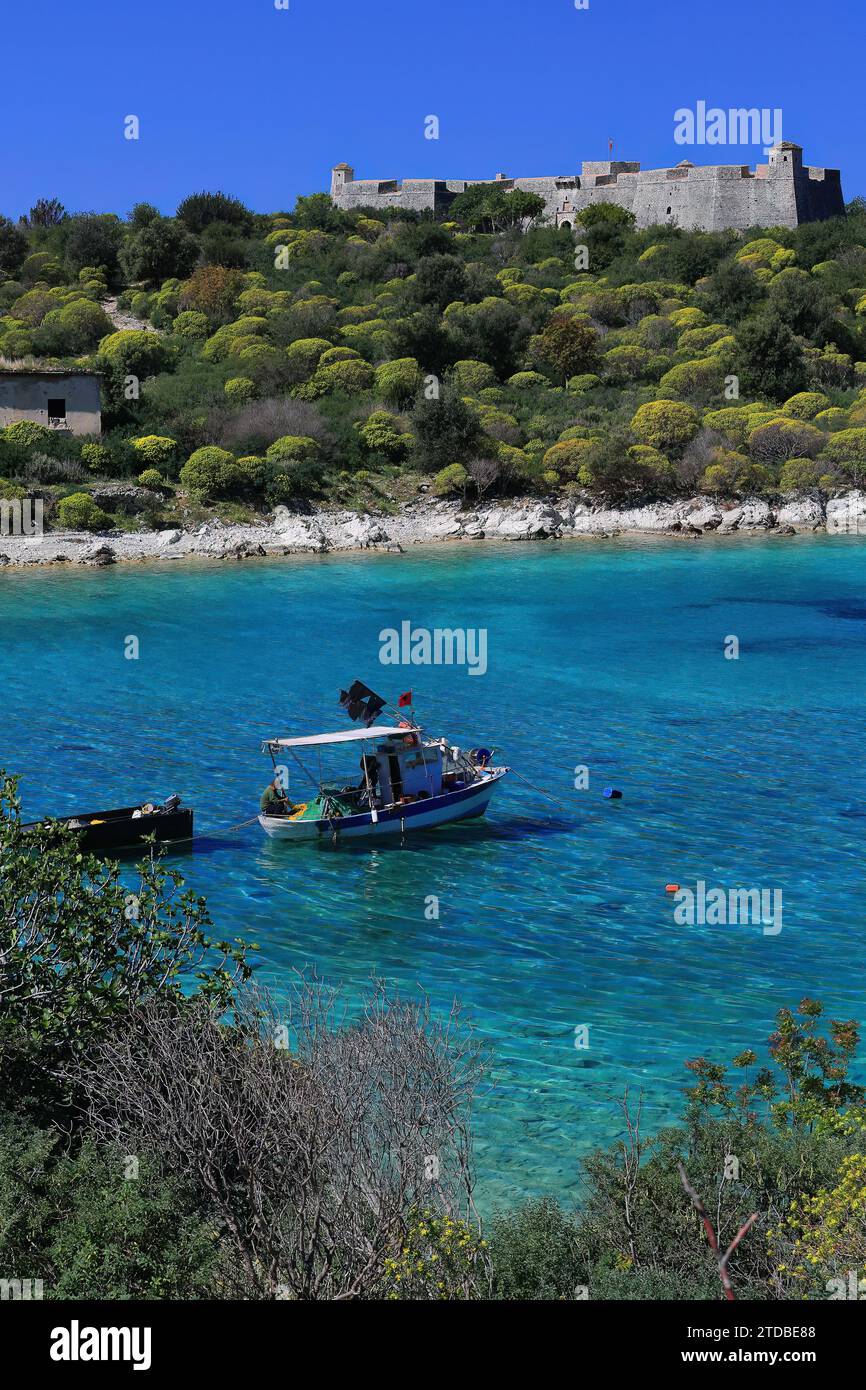 139 petit bateau de pêche artisanale amarré dans la baie de Porto Palermo au pied du château Ali Pacha de Tepelene. Himare-Albanie. Banque D'Images