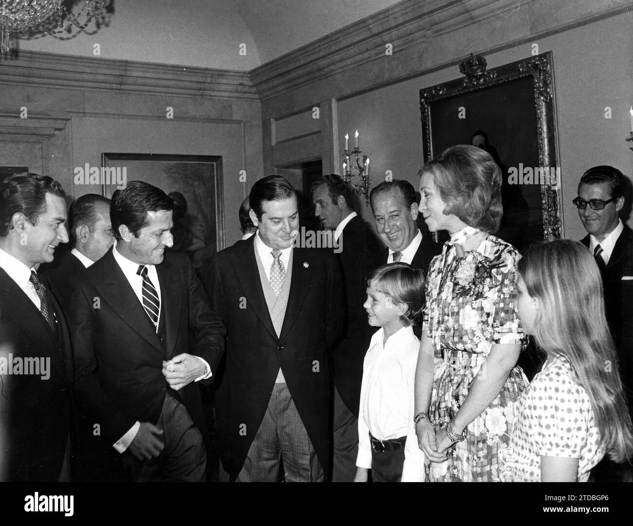 Madrid, 7/8/1976. Assermentation du nouveau gouvernement. Après la prestation de serment devant SM le Roi des membres du nouveau cabinet ministériel, HH.MM. Accompagnés de leurs enfants, ils s’entretiennent avec le Président du Gouvernement et ses ministres. Crédit : Album / Archivo ABC Banque D'Images
