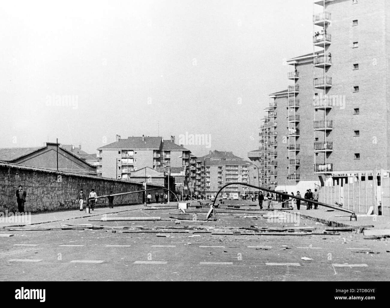 Vitoria, 3/3/1976. - Trois ouvriers morts et 15 blessés Ceci est le premier bilan des incidents graves qui se sont produits tout au long de la journée aujourd'hui à Vitoria. Selon ce que des sources syndicales ont rapporté, une grève générale de solidarité avec les entreprises du secteur de la métallurgie qui sont en grève depuis 52 jours a été déclenchée dans toute la province aujourd'hui. La tension qui s'était accumulée ces derniers jours a atteint un point critique ce matin lorsque des piquets de grévistes ont forcé les établissements commerciaux à fermer leurs portes. Dans certains cas, les fenêtres des entreprises ont été brisées et des actes de Banque D'Images