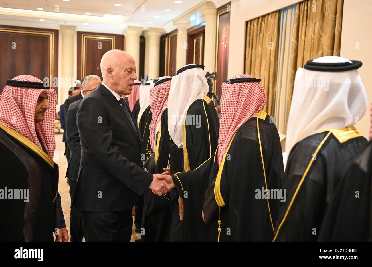 Le président tunisien Kais Saied présente ses condoléances au nouvel émir du Koweït, Cheikh Meshal al-Ahmad al-Jaber al-Sabah, après le décès de son prédécesseur le président tunisien Kais Saied, présentant ses condoléances au nouvel émir du Koweït, Cheikh Meshal al-Ahmad al-Jaber al-Sabah, après le décès de son prédécesseur et demi-frère Cheikh Nawaf al-Ahmad Al-Jaber Al-Sabah, dans la ville de Koweït le 17 décembre 2023. Photo du Bureau de la Présidence tunisienne apaimages Koweït Koweït Koweït Koweït 171223 Kuwait TPO 008 Copyright : xapaimagesxTunisianxPresidencyxxapaimagesx Banque D'Images