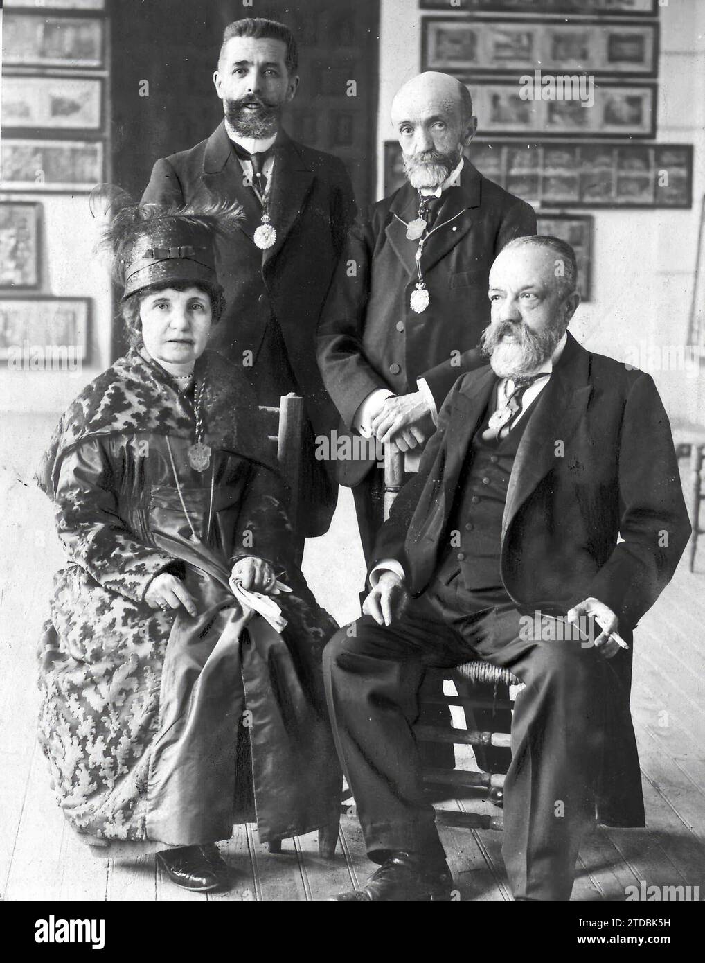 05/04/1918. Le centenaire d'Amador de los Ríos, à Tolède. Les universitaires Mme Blanca de los Ríos et MM. (Rafael) Ramírez de Arellano, (Adolfo) Aragonais et (Vicente) Lampérez (Romea), qui ont prononcé des discours à la session de l'Académie des Beaux-Arts Crédit : Album / Archivo ABC Banque D'Images