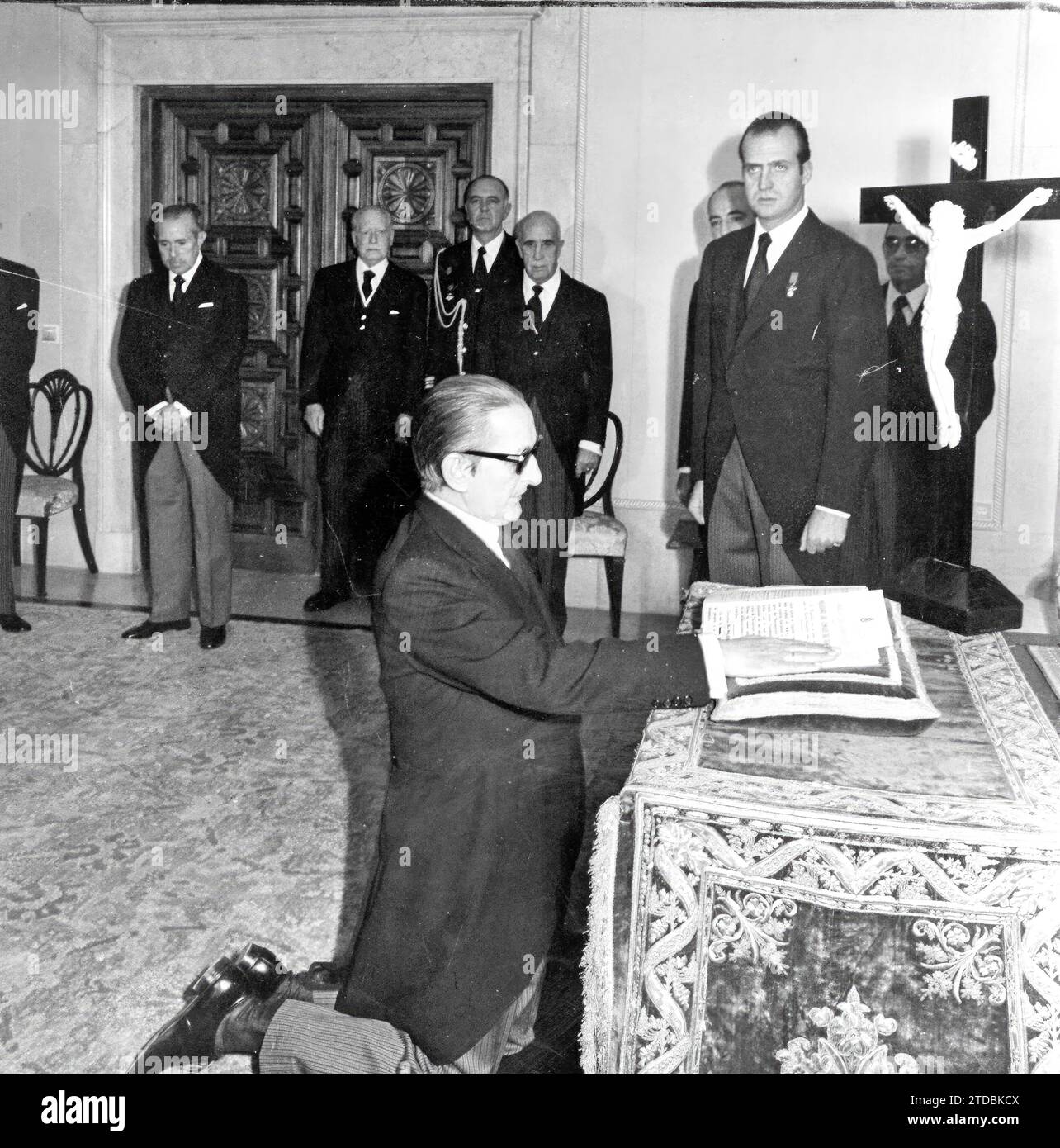 12/02/1975. Prestation de serment du nouveau président des Cortes et du conseil du royaume au palais de Zarzuela, et devant sa majesté le roi Juan Carlos I, prestation de serment de Don Torcuato Fernández-miranda y Hevia en tant que nouveau président des Cortes et du conseil du Royaume. Le Président du Gouvernement, M. Arias, et le Ministre de la justice, M. Sánchez Ventura, qui a fait office de notaire en chef du Royaume, ont assisté à cette manifestation. Crédit : Album / Archivo ABC Banque D'Images