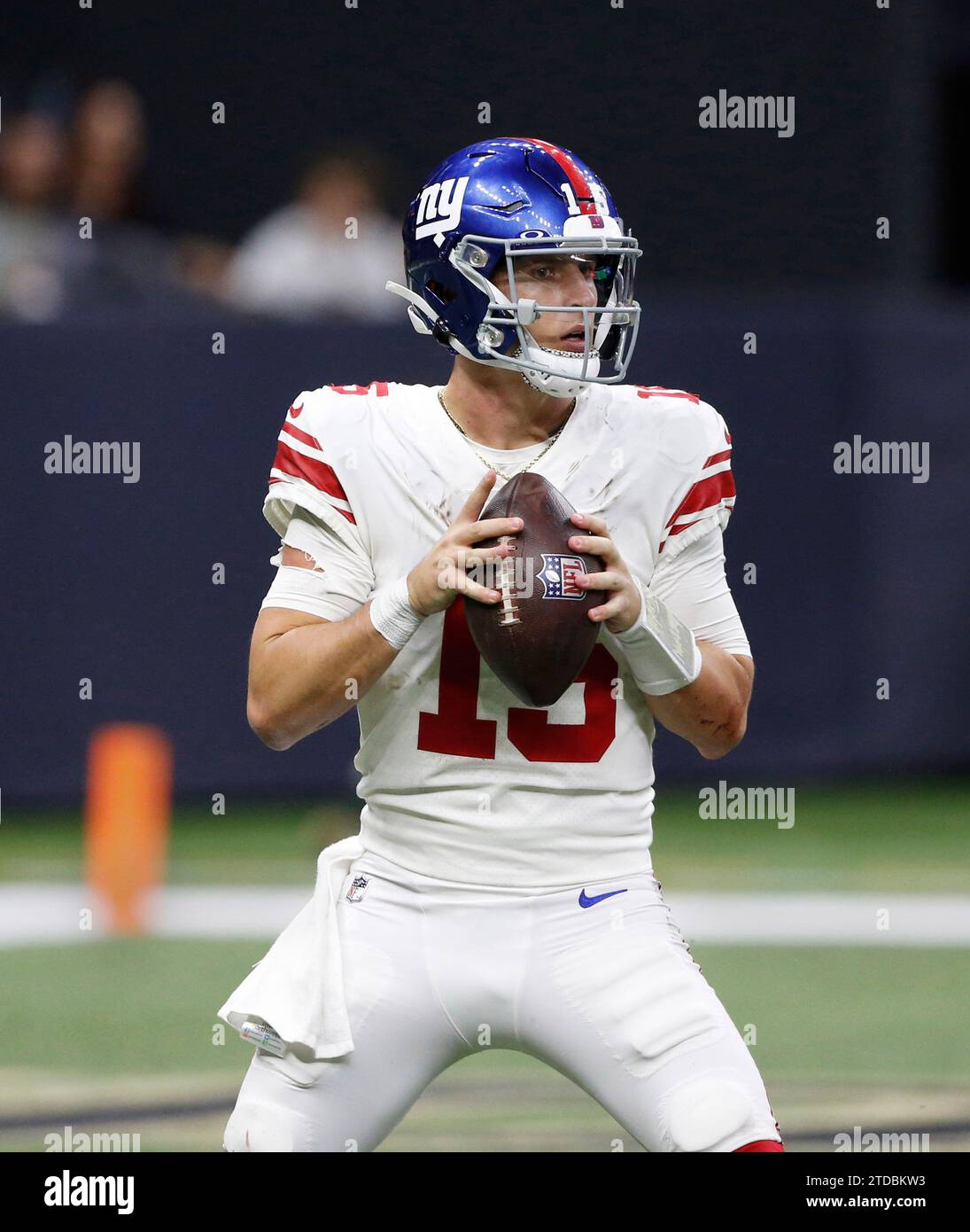 Le quarterback des Giants de New York Tommy DeVito (15) lance contre les Saints de la Nouvelle-Orléans au Caesars Superdome de la Nouvelle-Orléans le dimanche 17 décembre 2023. Photo AJ Sisco/UPI. Banque D'Images