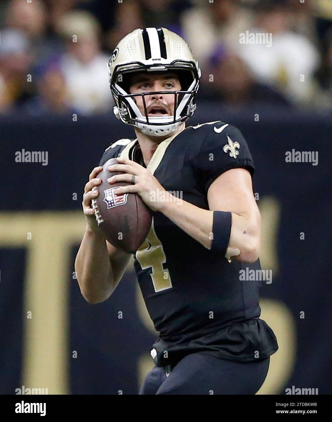 Derek Carr (4), quarterback des Saints de la Nouvelle-Orléans, lance contre les Giants de New York au Caesars Superdome de la Nouvelle-Orléans le dimanche 17 décembre 2023. Photo AJ Sisco/UPI. Banque D'Images
