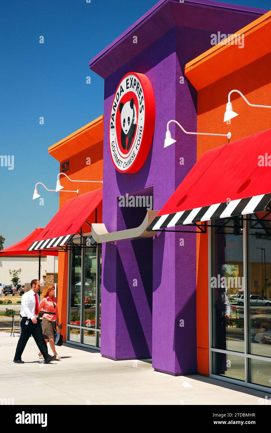 Deux adultes entrent dans a Panda Bowl, une chaîne et franchise de restaurants chinois à Modesto, Californie Banque D'Images