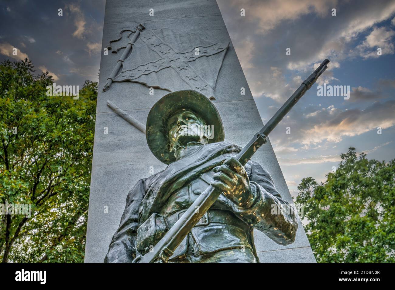 Statue de soldat et drapeau de pierre sur le Mémorial confédéré au champ de bataille national de fort Donelson à Dover, Tennessee. Banque D'Images